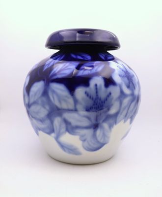 un vase bleu et blanc avec un couvercle sur une table