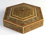 une boîte décorative posée sur une surface blanche