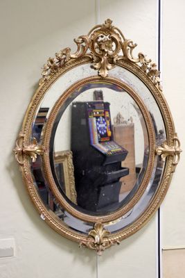 Miroir d'applique à fronton à parecloses de forme ovale en b…