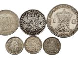 un ensemble de pièces d'argent surmontées d'une couronne