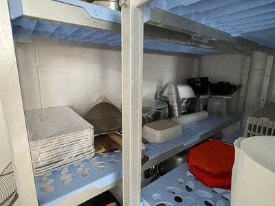 une petite chambre avec des lits superposés et d'autres objets posés par terre