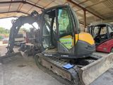 un bulldozer garé dans un garage
