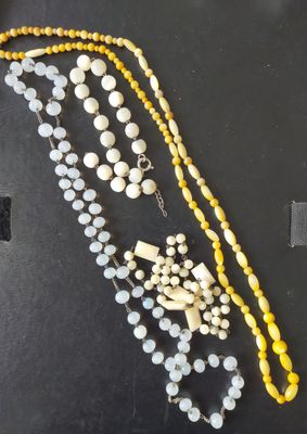 deux colliers et bracelet en nacre