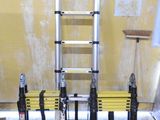 une échelle qui se trouve à côté d'un banc dans une pièce