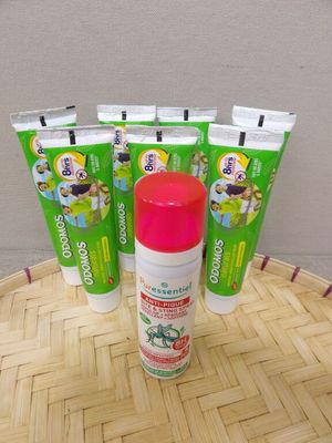 trois tubes de dentifrice posés sur un plateau en bambou