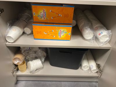une armoire sur laquelle sont posés tout un tas d'objets