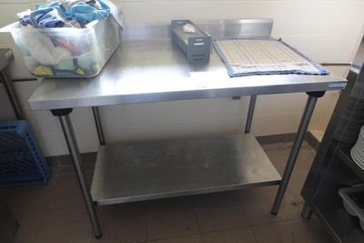 une table en métal sur laquelle est posé un panier
