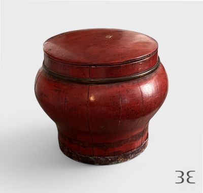 une boîte en bois rouge avec un couvercle, sur fond blanc