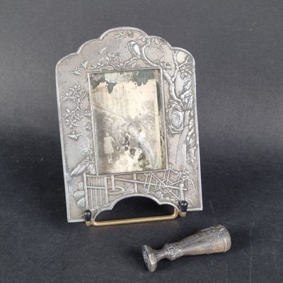 un plat ancien en argent orné d'un miroir et d'un petit morceau de métal