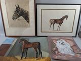 trois tableaux encadrés représentant des chevaux et un chien, posés sur une table