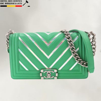Mini sac à rabat en cuir vert à motif chevrons de Chanel