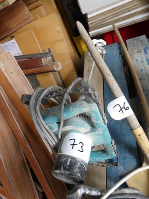 un tas d'objets et d'outils divers dans une pièce