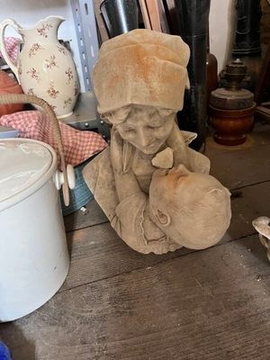 un ours en peluche assis par terre à côté d'autres objets