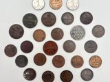 gros plan d'un paquet de pièces de monnaie sur une surface blanche