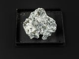 un gros plan sur un objet en argent posé sur une assiette noire