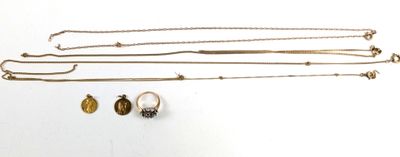 plusieurs types de bijoux sont présentés sur une surface blanche