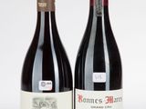 deux bouteilles de vin posées l'une à côté de l'autre sur une surface blanche