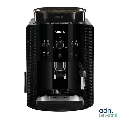 Une machine à café Krups sur fond blanc, avec l'inscription « Krups »