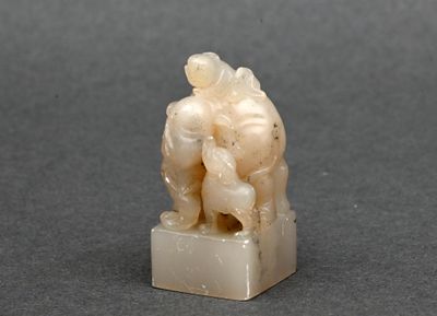 une image représentant une sculpture d'un homme et d'une femme