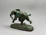 statue en bronze représentant un éléphant courant sur un rocher, sur fond blanc