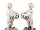 paire de figurines en porcelaine représentant un garçon et une fille tenant des paniers