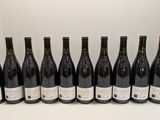 six bouteilles de vin sont alignées sur une table