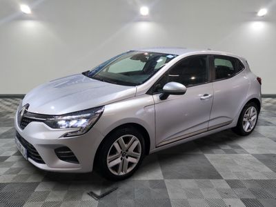 la voiture argentée est garée sur un sol en damier dans le garage