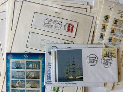 une pile de timbres et de cartes postales posée sur une table