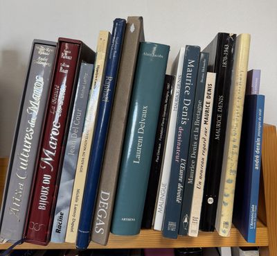 many books that are on a shelf in the room