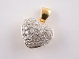 un pendentif en forme de cœur en diamant sur fond blanc