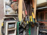 un tas d'outils divers accrochés au mur d'un garage