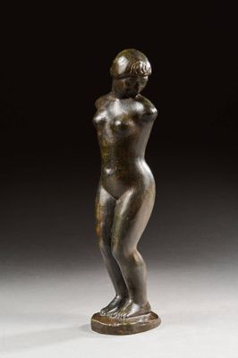 une statue de bronze représentant une femme debout sur un piédestal