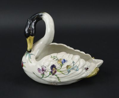 un cygne blanc à la tête noire et au bec jaune