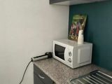 un micro-ondes posé sur un comptoir dans une cuisine