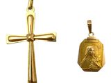 deux croix en or et un pendentif en or sur fond blanc