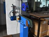 une machine posée sur une table dans une pièce