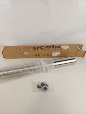 un gros plan sur un tuyau métallique et une boîte en carton posés sur une table