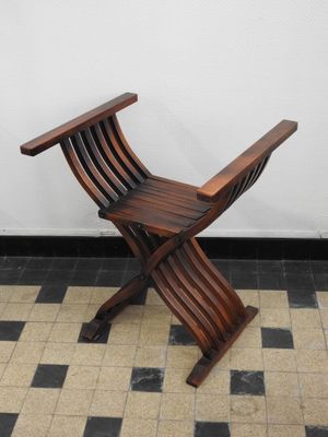 une chaise en bois posée sur un sol carrelé