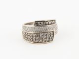 une bague en or blanc sertie de diamants noirs et blancs sur fond blanc