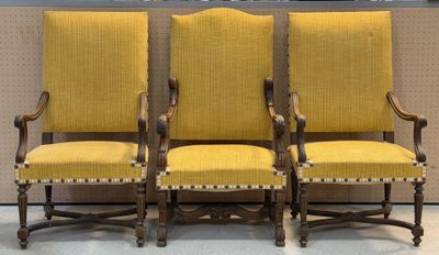 Paire de fauteuils et un fauteuil style Louis XIII.