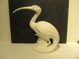 un oiseau blanc posé sur une table