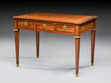 un magnifique bureau de l'époque de George II, en acajou et orné de ferrures en laiton