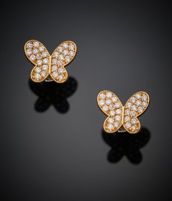 une paire de boucles d'oreilles papillon en diamant