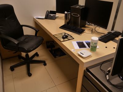 un bureau d'ordinateur équipé de deux écrans et d'un clavier