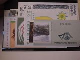 une photo montrant une pile de cartes postales posées sur une table