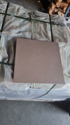 une boîte en carton posée sur une palette
