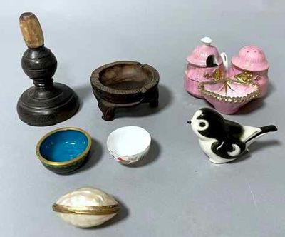 beaucoup de petits objets posés sur la table