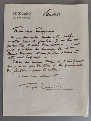 un gros plan d'un morceau de papier sur lequel on a écrit