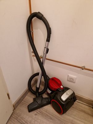 a vacuum that is sitting on the floor next to a wall