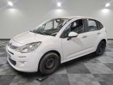 la photo d'une petite voiture blanche garée dans un garage